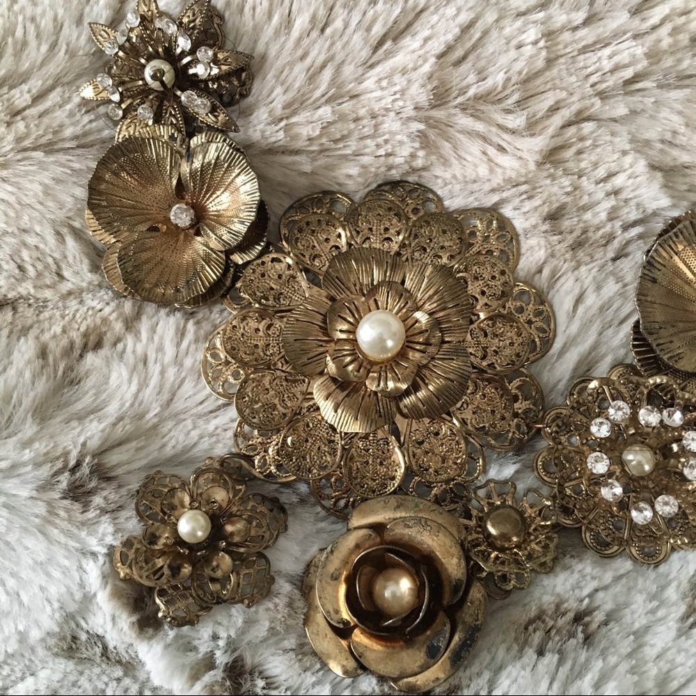 Gold flower necklace